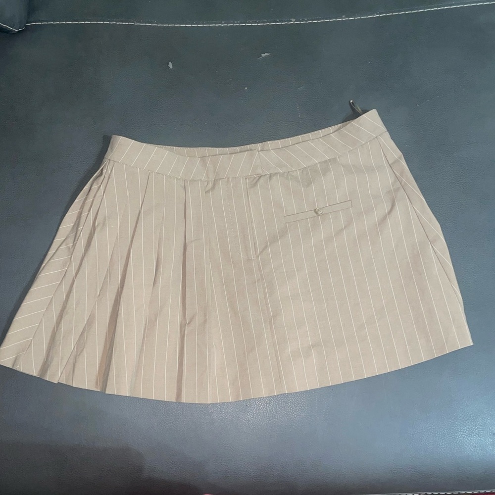 ZARA Tan Pinstripe Pleated Mini Skirt
Size: XL (US 12)